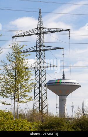 La torre dell'acqua di Energieversorgung Leverkusen (fornitura di energia Leverkusen ) e un pilone ad alta tensione, Leverkusen, Nord Reno-Westfalia, Germania. De Foto Stock