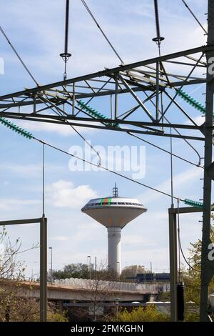 La torre dell'acqua di Energieversorgung Leverkusen (fornitura di energia Leverkusen ) e un pilone ad alta tensione, Leverkusen, Nord Reno-Westfalia, Germania. De Foto Stock