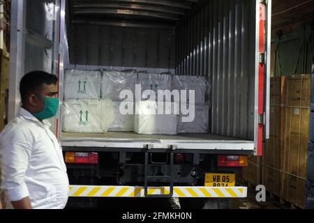 Kolkata, India. 05 maggio 2021. La corsa al vaccino era arrivata a Kolkata dopo aver dovuto far fronte alla carenza di vaccini nello stato all'interno del dipartimento di sanità pubblica. Rush sta offrendo vaccinazioni alle persone nella fase 2, che include chiunque 16 anni e più per il vaccino Pfizer e 18 anni e più per il vaccino Moderna. Rush ha lavorato con i funzionari locali e della città per consegnare il vaccino COVID-19 seguendo le linee guida dei dipartimenti di sanità pubblica di Chicago, Cook County e Illinois. (Foto di Satyajit Shaw/Pacific Press) Credit: Pacific Press Media Production Corp./Alamy Live News Foto Stock