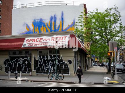 New York, Stati Uniti. 8 maggio 2021. Chiuso lo storefront sulla Bowery a New York sabato 8 maggio 2021. (ÂPhoto di Richard B. Levine) Credit: Sipa USA/Alamy Live News Foto Stock