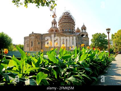 Chiesa della sede Madre del Santo Etchmiadzin in ristrutturazione, Vagharshapat Città di Armenia nel mese di ottobre 2019 Foto Stock