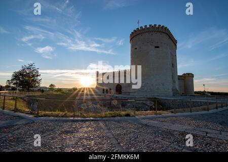 Castello di Arevalo al tramonto situato nella provincia di Avila, Spagna Foto Stock