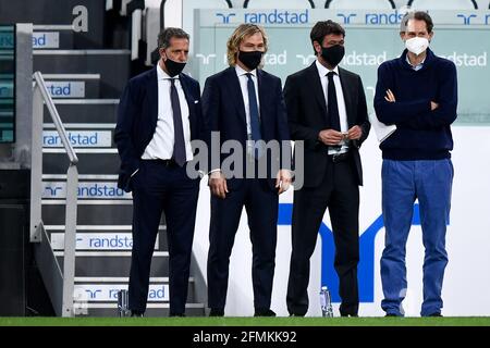 Torino, Italia. 09 maggio 2021. (L-R) Fabio Paratici, amministratore delegato della Juventus FC, Pavel Nedved, vicepresidente della Juventus FC, Andrea Agnelli, presidente della Juventus FC, e John Elkann, presidente e amministratore delegato della Exor, intercorrono prima della Serie A Football Match tra Juventus FC e AC Milan. AC Milan ha vinto nel 3-0 il Juventus FC. Credit: Nicolò campo/Alamy Live News Foto Stock