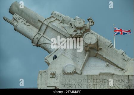 Londra, Regno Unito. 10 maggio 2021. Un jack Union vola su un edificio dietro il memoriale regimentale Royal Artillery visto sotto i cieli tempestosi. È stato progettato da Charles Sargent Jagger. Credit: Guy Bell/Alamy Live News Foto Stock