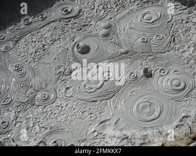 Vapore bollente caldo fango piscina attività geotermica zolfo vulcanico Molle fumarole Sol de Manana sur Lipez Potosi Andes Altiplano Bolivia Sou Foto Stock