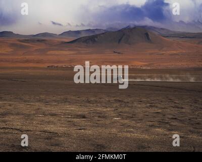 Jeep SUV veicolo di trasporto auto che attraversa i monti Altiplano Andes Paesaggio a Uyuni sur Lipez Potosi Bolivia Sud America Foto Stock