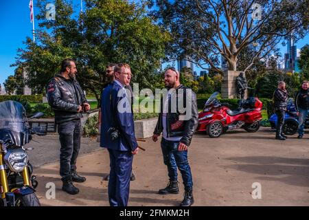 Melbourne, Australia, 09/05/2021, primo segretario dell'ambasciata russa in Australia, Anton Chivra ha visto parlare con i membri della carta australiana dei Lupi notturni del Club motociclistico russo. 'Reggimento immortale', parte della celebrazione del giorno della Vittoria il 9 maggio presso il memoriale del Santuario della memoria di Melbourne. Alla marcia del Reggimento immortale hanno partecipato l'Ambasciatore Russo in Australia e un primo Segretario dell'Ambasciata Russa e fanno parte di una celebrazione globale della Vittoria. Le persone con bandiere, bandiere e soprattutto le foto dei loro membri della famiglia che hanno combattuto nella seconda guerra mondiale hanno marciato attraverso st Foto Stock