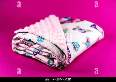 Dolce e carina coperta rosa con farfalla modello isolato su sfondo rosa Foto Stock