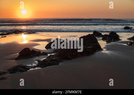 Tramonto e rocce a Croyde Bay, Devon, Regno Unito Foto Stock