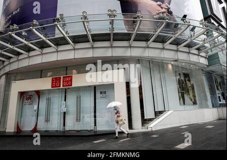 Kuala Lumpur, Malesia. 10 maggio 2021. Una donna che indossa una maschera di protezione passa davanti a negozi chiusi. Il primo ministro malese Muhyiddin Yassin ha annunciato che l'intera Malesia sarà messa sotto l'ordine di controllo del movimento (MCO) dal 12 maggio al 7 giugno 2021 a causa dei crescenti casi di infezioni da Covid-19. (Foto di Wong Fok Loy/SOPA Images/Sipa USA) Credit: Sipa USA/Alamy Live News Foto Stock