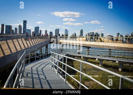 New York, NY, Stati Uniti d'America - 10 maggio 2021: Le persone che godono di vista di Jersey City dal Molo 26 a Lower Manhattan Foto Stock