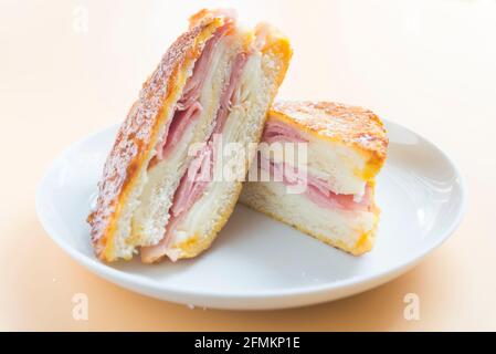 sandwich monte cristo primo piano vista frontale Foto Stock