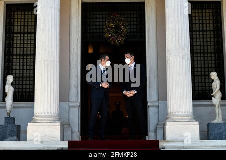 Atene, Grecia. 10 maggio 2021. Il primo ministro greco Kyriakos Mitsotakis (L) dà il benvenuto al primo ministro spagnolo Pedro Sanchez presso l'ufficio del primo ministro greco ad Atene, Grecia, il 10 maggio 2021. Lunedì il primo ministro spagnolo Pedro Sanchez si è recato in Grecia per partecipare al 6° Forum economico di Delphi. Credit: MMichalis Karayannis/Xinhua/Alamy Live News Foto Stock