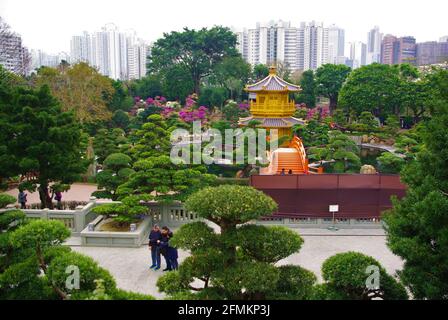 Alti edifici incorniciano i graziosi giardini tradizionali Nann Linn, New Kowloon, Hong Kong, Cina, Asia Foto Stock