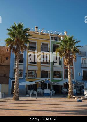 Edificio colorato facciate architettura a Villajoyosa la Vila Joiosa A Costa Blanca Alicante Valencian Comunità Spagna mediterraneo mare Europen Foto Stock