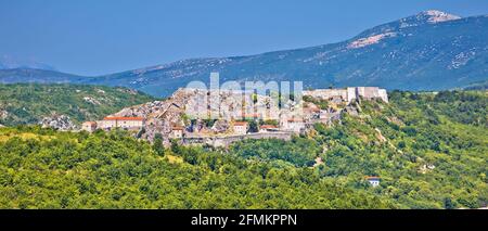 La fortezza di Knin e la vista panoramica aerea del paesaggio, la seconda fortezza più grande in Croazia Foto Stock