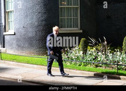 Londra, Regno Unito. 10 maggio 2021. Il primo Ministro Boris Johnson lascia il numero 10 per ospitare la conferenza stampa dove annuncerà importanti cambiamenti alle regole del Coronavirus. Boris Johnson Press Conference Credit: Mark Thomas/Alamy Live News Foto Stock