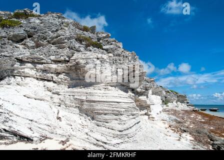 Il colore bianco scosceso erose rocce sulla spiaggia dell'isola di Grand Turk (Isole Turks e Caicos). Foto Stock