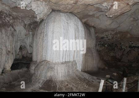 Tham Lot sistema grotta riempito con stalattiti e stalagmiti vicino SOP Pong nella Provincia di Mae Hong Son in Thailandia Foto Stock