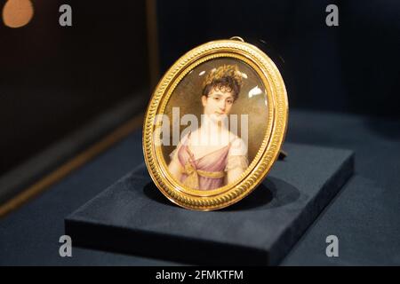 Il principe Joachim Murat e la principessa di sua moglie Yasmine visitano la mostra JOSEPHINE NAPOLEON une histoire (EXTRA)ORDINAIRE a Chaumet Paris, il 5 maggio 2021 a Parigi, Francia. La mostra dall'8 maggio al 18 luglio 2021, Chaumet Paris. Ritratto dell'imperatrice Josephine. Foto di David Niviere/ABACAPRESS.COM Foto Stock