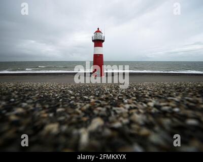 Vista panoramica della torre faro a strisce rosse bianche North Head Vurtoren Noorderhoofd in Westkapelle Veere Zeeland Paesi Bassi Mare del Nord Europa Foto Stock