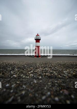 Vista panoramica della torre faro a strisce rosse bianche North Head Vurtoren Noorderhoofd in Westkapelle Veere Zeeland Paesi Bassi Mare del Nord Europa Foto Stock