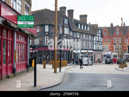 Economia al dettaglio in Inghilterra. Il ristorante Cafe Rouge, ora chiuso (a sinistra della cornice), a Bromley, Kent, Regno Unito. L'economia del Covid 19 è pandemica e vacillante Foto Stock