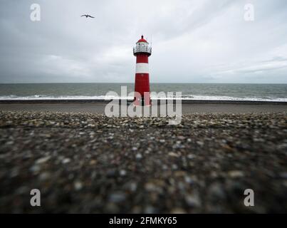 Vista panoramica della torre faro a strisce rosse bianche North Head Vurtoren Noorderhoofd in Westkapelle Veere Zeeland Paesi Bassi Mare del Nord Europa Foto Stock