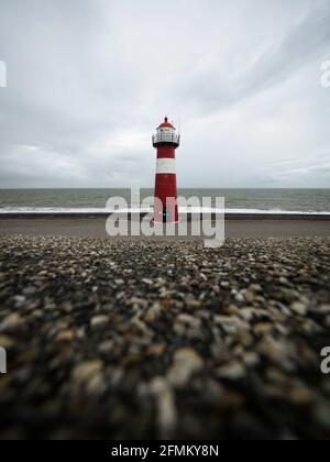 Vista panoramica della torre faro a strisce rosse bianche North Head Vurtoren Noorderhoofd in Westkapelle Veere Zeeland Paesi Bassi Mare del Nord Europa Foto Stock