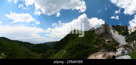 Splendida vista sulla cava di marmo con il ponte di Vara. Carrara. Alpi Apuane. Toscana. Italia. Foto Stock
