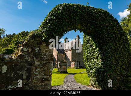 Piccola bella chiesa di campagna e vecchio cimitero, Humbie chiesa parrocchiale, East Lothian, Scozia, Regno Unito Foto Stock