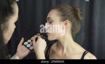 Video del make-up di base di applicazione del master sulla faccia Foto Stock