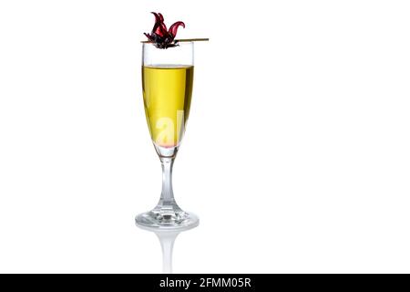 Cocktail alcolico giallo in flauto di vetro isolato su bianco, copia spazio Foto Stock