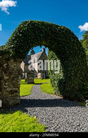 Piccola bella chiesa di campagna e vecchio cimitero, Humbie chiesa parrocchiale, East Lothian, Scozia, Regno Unito Foto Stock