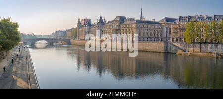 Parigi, Francia - 05 02 2021: Vista panoramica di Pont au Change e la Conciergerie sull'Ile de la Cité da quai de Seine Foto Stock