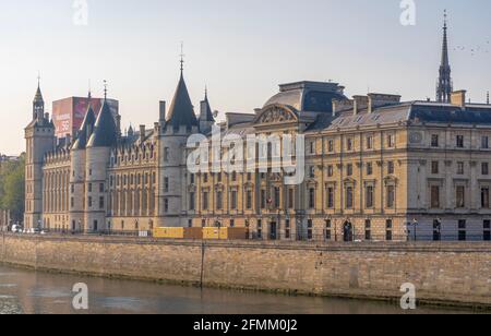 Parigi, Francia - 05 02 2021: Vista panoramica di Pont au Change e la Conciergerie sull'Ile de la Cité da quai de Seine Foto Stock