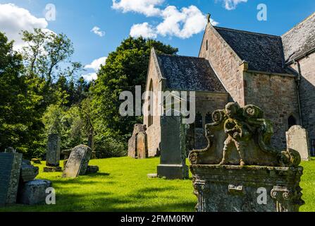 Piccola bella chiesa di campagna e vecchio cimitero, Humbie chiesa parrocchiale, East Lothian, Scozia, Regno Unito Foto Stock