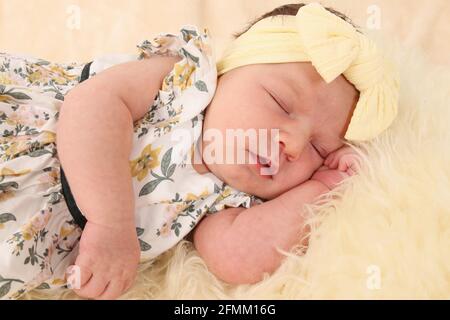 bambina di 1 settimana che dorme su una coperta nella stanza dei bambini, a casa dall'ospedale di maternità veloce pochi giorni di vita Foto Stock