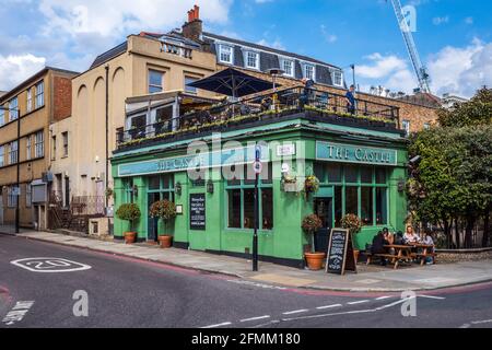 Il Castle Pub Islington su Pentonville Road. London Pub con terrazza sul tetto. Foto Stock