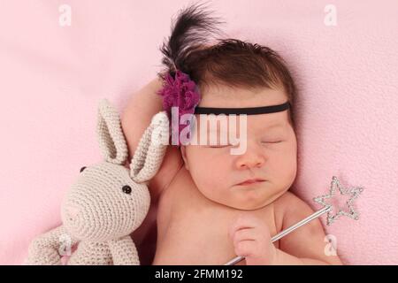 bambina di 1 settimana che dorme su una coperta nella stanza dei bambini, a casa dall'ospedale di maternità veloce pochi giorni di vita Foto Stock