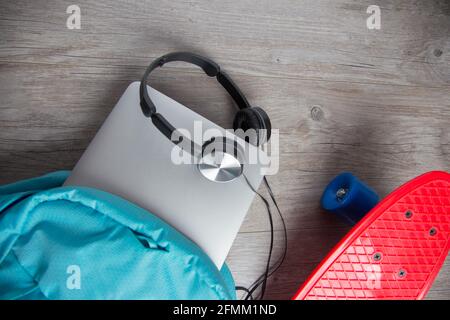 Skateboard con cuffie e una borsa - mezzi alternativi di concetto di trasporto Foto Stock