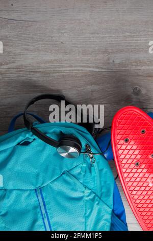 Skateboard con cuffie e una borsa - mezzi alternativi di concetto di trasporto Foto Stock