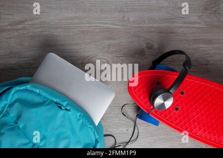 Skateboard con cuffie e una borsa - mezzi alternativi di concetto di trasporto Foto Stock