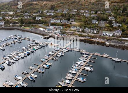 Veduta aerea del porto di Tarbert, della penisola di Kintyre, Argyll, Scozia. Foto Stock