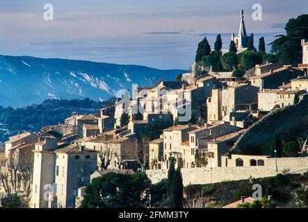 Il pittoresco villaggio di Bonnieux nel dipartimento di Vaucluse nella regione delle Alpi-Costa Azzurra. 28.12.1998 - Christoph Keller Foto Stock