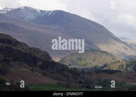 St Johns nel vale con Helvellyn innevato, da Castlerigg, Keswick, Lake District National Park, Cumbria, Inghilterra, Regno Unito Foto Stock