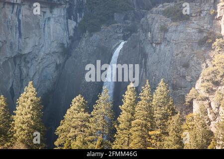 Bridal Veil Falls dallo Yosemite National Park, California, Stati Uniti Foto Stock