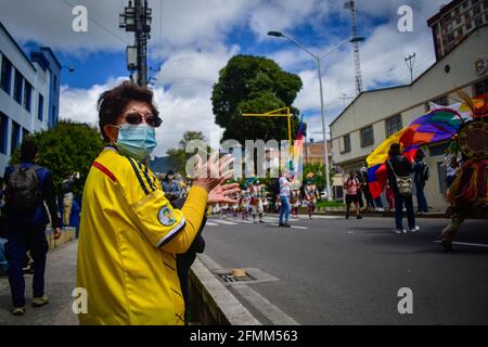 Passo, Narino, Colombia. 9 maggio 2021. Donna sostiene i dimostratori che passano davanti alla sua casa a passo Narino il 9 maggio 2021 Photo by: Camilo Erasso/Long Visual Press Credit: Camilo Erasso/LongVisual/ZUMA Wire/Alamy Live News Foto Stock