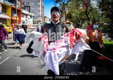 Passo, Narino, Colombia. 9 maggio 2021. Demostratan perfroma un atto teatrale che simboleggia il lutto per le morti lasciate finora dallo sciopero nazionale a passo Narino il 9 maggio 2021, Photo by: Camilo Erasso/Long Visual Press Credit: Camilo Erasso/LongVisual/ZUMA Wire/Alamy Live News Foto Stock