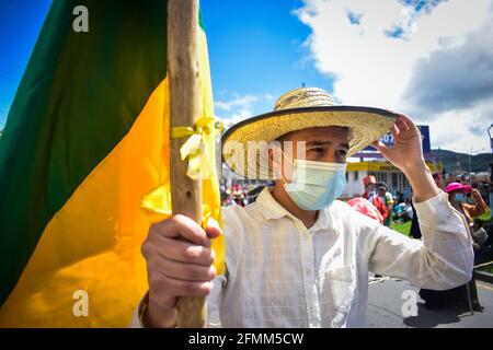 Passo, Narino, Colombia. 9 maggio 2021. I contadini scendono in piazza con la bandiera del dipartimento di Narino a sostegno dello sciopero nazionale a passo Narino il 9 maggio 2021, Photo by: Camilo Erasso/Long Visual Press Credit: Camilo Erasso/LongVisual/ZUMA Wire/Alamy Live News Foto Stock